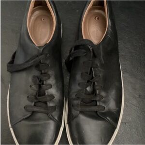 Men’s Unstructured Clarks Size 10 1/2 Black & White